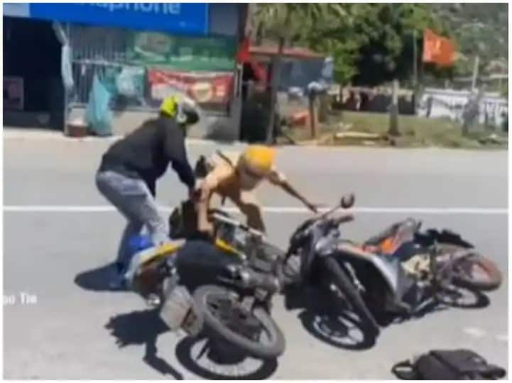 Bike Rider Want To Escape After Seeing The Police Watch Viral Video મિત્રતાની મિસાલઃ ટ્રાફિક પોલીસ આગળ બાઈક પડતું કરી યુવકે પોતાના મિત્રોને બચાવી લીધા, જુઓ વીડિયો