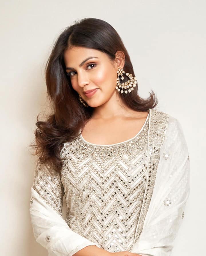 नुकतेच रियाने तिचे काही फोटो पुन्हा चाहत्यांना शेअर केले आहेत. यामध्ये तो ऑफ व्हाइट कलरचा शरारा सूट परिधान केलेला दिसत आहे.(photo:rhea_chakraborty/ig)