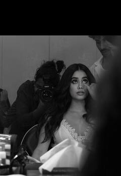 In Pics: ਜਾਹਨਵੀ ਕਪੂਰ ਨੇ ਸੈੱਟ ਤੋਂ ਮੇਕਅੱਪ ਕਰਦੇ ਹੋਏ ਸ਼ੇਅਰ ਕੀਤੀਆਂ ਖੂਬਸੂਰਤ ਤਸਵੀਰਾਂ, ਟੀਮ ਨਾਲ ਮਸਤੀ ਕਰਦੀ ਆਈ ਨਜ਼ਰ