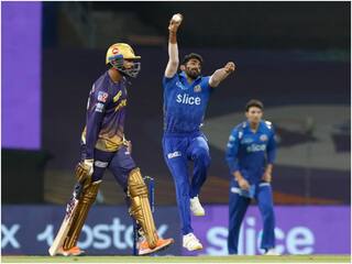 MI vs KKR: मुंबई ने कोलकाता को 165 रनों पर रोका, बुमराह ने मेडन ओवर में तीन विकेट लेकर पलटा मैच