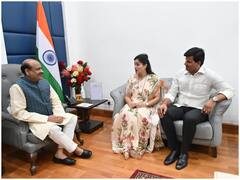 Hanuman Chalisa Row: लोकसभा अध्यक्ष से मिलीं नवनीत राणा, विशेषाधिकार समिति के सामने गिरफ्तारी पर देंगी बयान