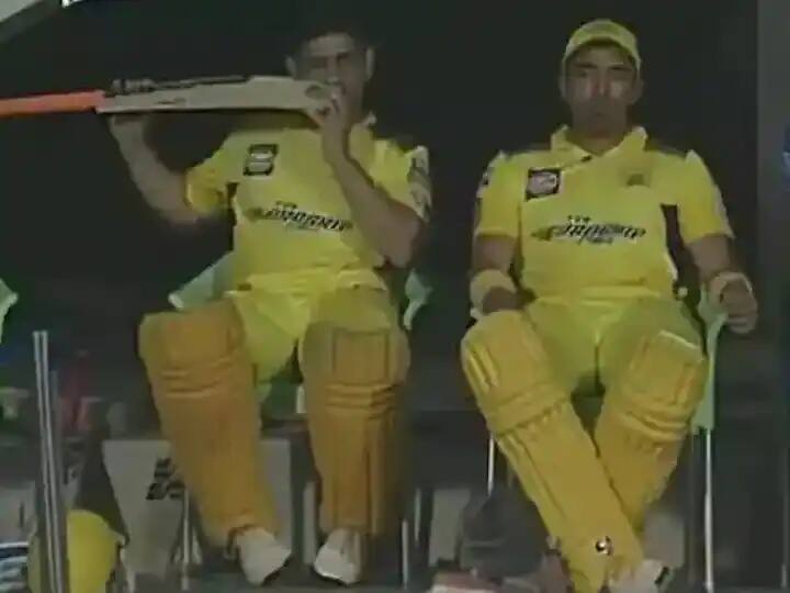 Amit Mishra Tells Why Dhoni Often Eats His Bat CSK Vs DC IPL 2022 CSK vs DC: ડ્રેસિંગ રુમમાં બેસીને બેટ ચાવતો જોવા મળ્યો ધોની, અમિત મિશ્રાએ કારણ જણાવ્યું...