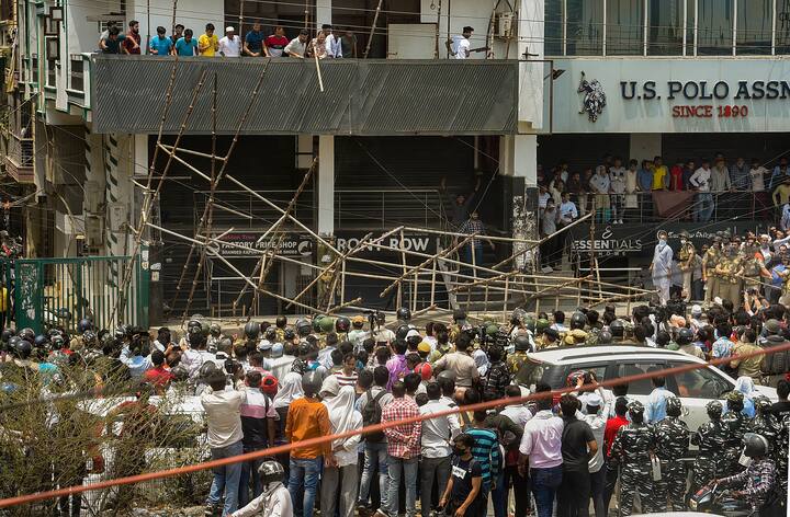 दक्षिण दिल्ली नगर निगम (एसडीएमसी) के अतिक्रमण रोधी अभियान के खिलाफ प्रदर्शन की वजह से राष्ट्रीय राजधानी के शाहीन बाग और आसपास के इलाकों में सोमवार को जाम लग गया.