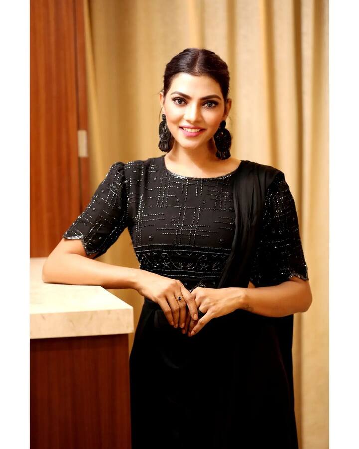 బయటకు వచ్చిన తరువాత పలు రకాల ఫోటోషూట్లలో పాల్గొంటూ వాటిని సోషల్ మీడియాలో షేర్ చేస్తుంది. (Photo Courtesy: Lahari shari Instagram)