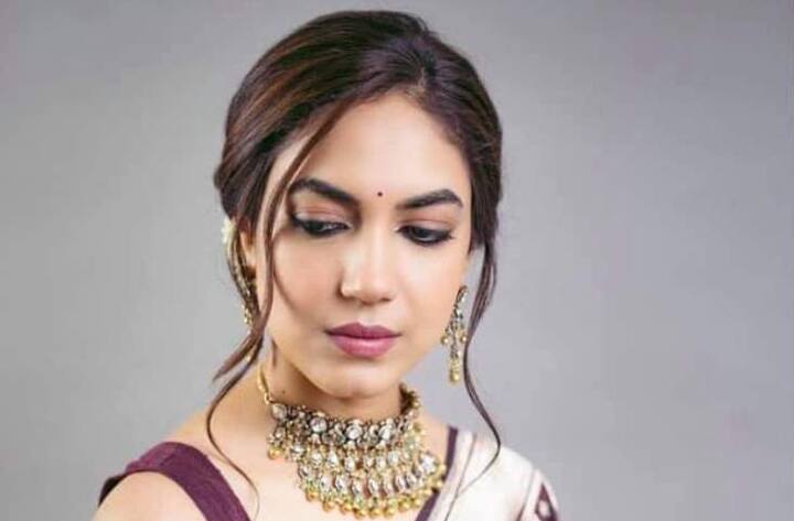 பொறியியல் பட்டதாரி ஆவார்