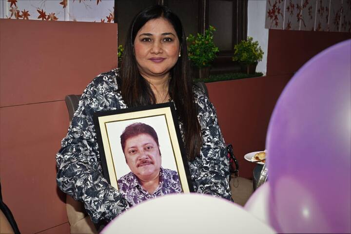 পাশে রইল বাবা অভিষেক চট্টোপাধ্যায়ের ছবি। আর ছবিতে অভিষেক যে শার্ট পরে রয়েছেন, সেই শার্টই দেখা গেল মা সংযুক্তার গায়ে।