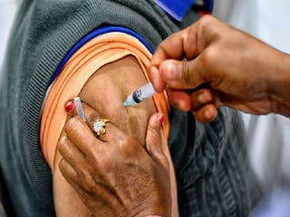 கொரோனா தடுப்பூசி முகாம்: தேனி , திண்டுக்கல் மாவட்டங்களில் 31368 பேருக்கு  தடுப்பூசி செலுத்தப்பட்டது
