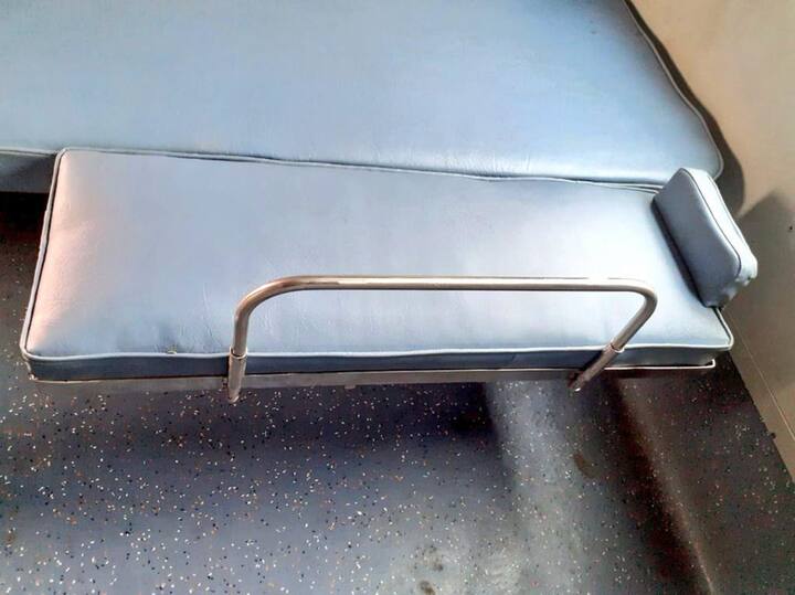 दरअसल छोटे बच्चों के लिए मेन सीट के साथ एक छोटी सीट जोड़ी गई है. इस सीट पर बेल्ट की भी व्यवस्था की गई है ताकि बच्चा सफर के दौरान गिरे ना.