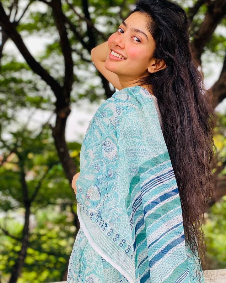 खास बात यह है कि साई पल्लवी को मेकअप करना बिल्कुल भी पसंद नहीं है. बिना मेकअप किए भी ये एक्ट्रेस फैंस को अपनी सादगी से दिवाना बना देती हैं.