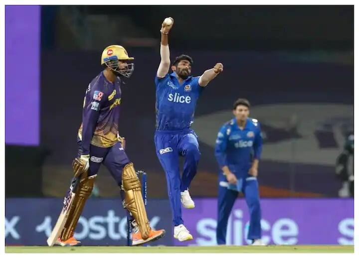 IPL 2022: Jasprit Bumrah Unbelievable Spell Indian Premier League 2022  IPL 2022: बुमराहचा रुद्रावतार! पाच विकेट्स तर घेतल्याच, पण त्याच्या संपूर्ण स्पेलनं वेधलं जगाचं लक्ष