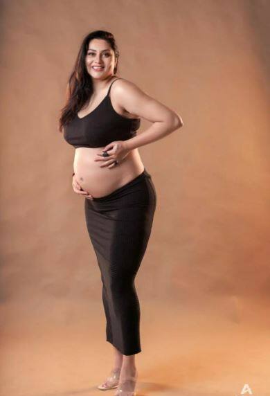 'बिल्ला', 'सिंबा', 'सोनथम' जैसे तैलगू फिल्मों में काम करने वाली फेमस एक्ट्रेस नमिता तमिल में काफी लोकप्रिय हैं.