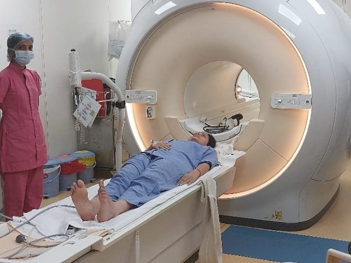 Mumbai, BMC sent notice to Lilavati Hospital after MP Navneet Rana's MRI pictures went viral सांसद नवनीत राणा की MRI की तस्वीरे वायरल होने पर लीलावती अस्पताल को BMC का नोटिस,  48 घंटों में जवाब देने को कहा