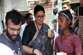 Why did Smriti Irani on her way to Amethi take a pinch in Rahul’s name while drinking sugarcane juice? ਸਮ੍ਰਿਤੀ ਇਰਾਨੀ ਨੇ ਰੇਹੜੀ 'ਤੇ ਖੜ੍ਹ ਕੇ ਪੀਤਾ ਗੰਨੇ ਦਾ ਰਸ, ਜੂਸ ਵਾਲੇ ਦਾ ਨਿਕਲਿਆ 'ਰਾਹੁਲ' ਨਾਂ, ਫਿਰ ਮੰਗਿਆ 70 ਗਿਲਾਸਾਂ ਦਾ ਹਿਸਾਬ