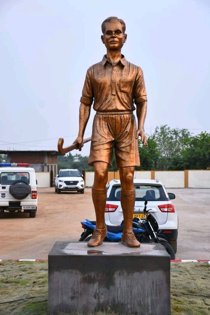 క్రీడాకారులకు సౌకర్యం కోసం జిల్లా కేంద్రంలో మినీ స్టేడియాన్ని నిర్మించారు. 