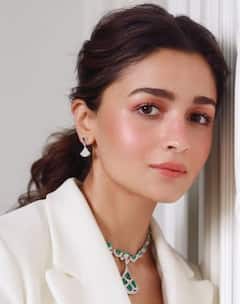 Alia Bhatt in Doha: दोहा में आलिया भट्ट ने जमकर उठाया फूड का लुत्फ, पोहा से लेकर मिल्ककेक खाती आईं नजर