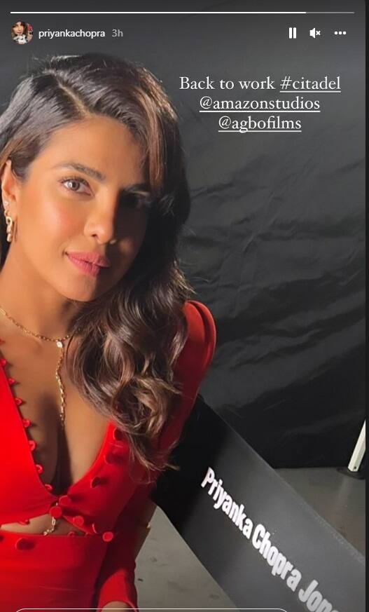 बेटी के हॉस्पिटल से डिस्चार्ज होते ही प्रियंका चोपड़ा शूटिंग पर वापस लौट गई हैं. प्रियंका ने अपनी इंस्टाग्राम स्टोरी पर एक फोटो शेयर की है जिसमें वो अपनी अपकमिंग वेब सीरीज़ Citadel के सेट पर नज़र आ रही हैं.