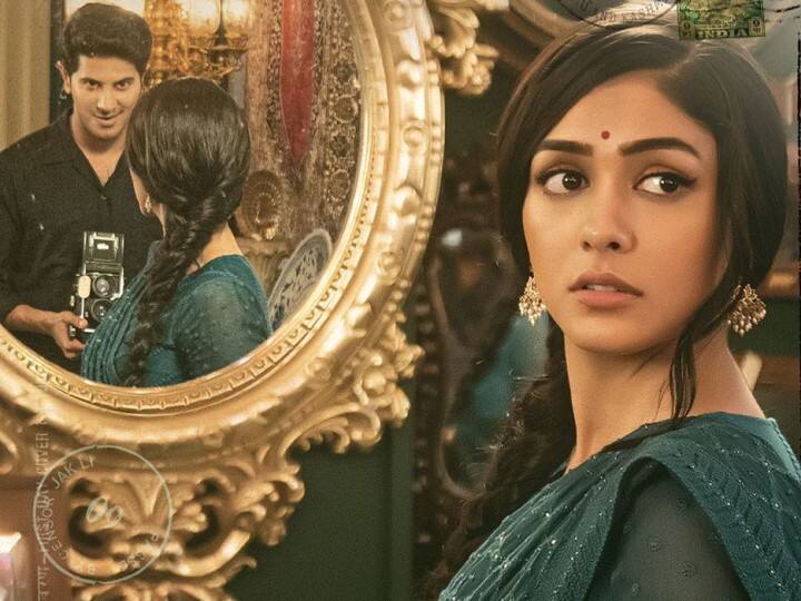 హిందీ ‘జెర్సీ’ మూవీతో ఆకట్టుకున్న మృణాల్ ఠాకూర్ ఇప్పుడు తెలుగులోనూ తన లక్ పరీక్షించుకోడానికి వస్తోంది. వైజయంతీ మూవీస్ బ్యానర్‌పై తెరకెక్కుతున్న ‘సీతారామం’ సినిమాతో దక్షిణాది ప్రేక్షకులకు పరిచయం కానుంది. ఈ చిత్రం తెలుగుతోపాటు తమిళం, మలయాళం భాషల్లో కూడా విడుదల కానుంది. తాజాగా ఈ సినిమా నుంచి ‘ఓ సీత, ఓ రామా’ సాంగ్ విడుదలైంది. మ్యూజిక్ డైరెక్టర్ విశాల్ చంద్రశేఖర్ సంగీతం అందించిన ఈ పాట శ్రోతలను విశేషంగా ఆకట్టుకుంటోంది. ఈ చిత్రంలో మృణాల్ సరసన దుల్కర్ సల్మాన్ నటిస్తున్నాడు. - Image Credit: Mrunal Thakur/Instagram