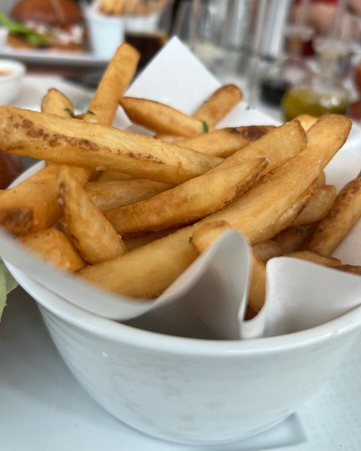 ਇਸ ਦੌਰਾਨ ਆਲੀਆ ਭੱਟ ਨੇ ਉੱਥੇ ਫਰੈਂਚ ਫਰਾਈਜ਼ ਦਾ ਸਵਾਦ ਵੀ ਚੱਖਿਆ।