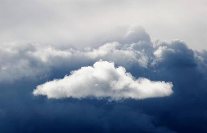 ‘অশনি’র (Cyclone Ashani) পরোক্ষ প্রভাবে সোমবার সকাল থেকে বিক্ষিপ্ত বৃষ্টি শুরু হয়েছে কলকাতা, পূর্ব মেদিনীপুর, দক্ষিণ ২৪ পরগনা, হাওড়ায়। আবহাওয়া দফতরের পূর্বাভাস, মঙ্গলবার থেকে বৃহস্পতিবারের মধ্যে কলকাতা সহ উপকূলবর্তী জেলাগুলিতে ভারী বৃষ্টির (Heavy Rain) সম্ভাবনা রয়েছে।