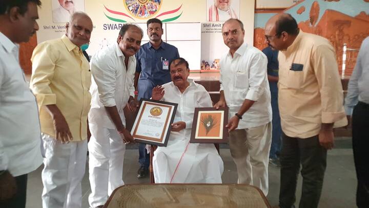 Vice President venkaiah naidu Appreciates Nellore Painter shaik amir john Nellore Painter: నెల్లూరు నుంచి ఢిల్లీ వెళ్లిన ఉపరాష్ట్రపతి గుర్తుంచుకుని మరీ ఏం చేశారో చూడండి