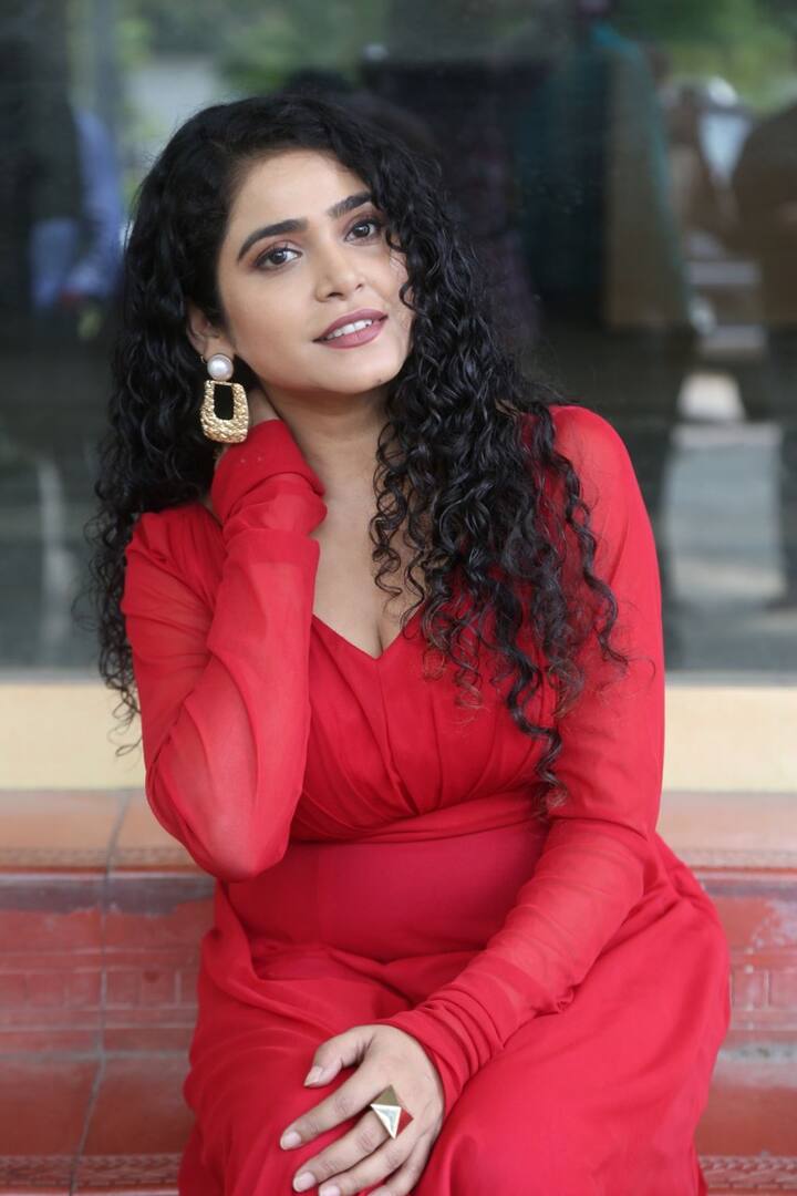 సోనాక్షి వర్మ ఫొటోలు
