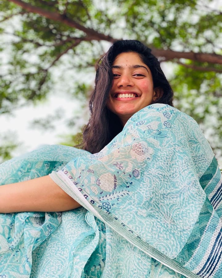 साई पल्लवी अपने हर लुक्स में बेहद ही शानदार लगती हैं. अदाकारा को ज्यादातर ट्रेडिशनल लुक में देखा जा सकता है.