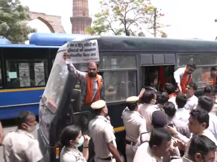 United Hindu Front Workers Protests on Delhi Qutub Minar, Chants Hanuman Chalisa outside premises Qutub Minar को हिंदू संगठनों ने बताया विष्णु स्तंभ, परिसर के बाहर पढ़ी हनुमान चालीसा, पुलिस ने हिरासत में लिया