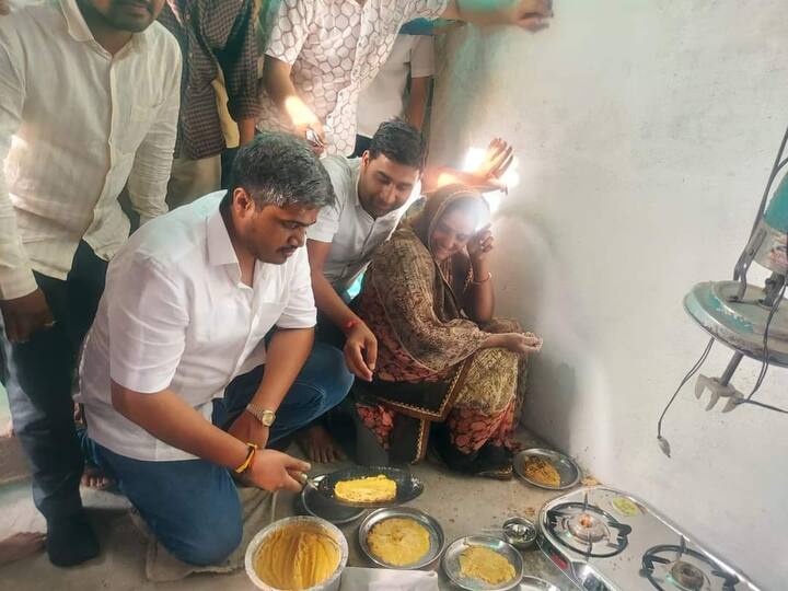 राष्ट्रवादीचे आमदार रोहित पवार नागपूर दौऱ्यावर आहेत. या दौऱ्यात एका कार्यकर्त्याच्या घरी त्यांनी चक्क पुरणपोळ्या बनवल्या आहेत