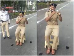 Watch: मुंबई में पुलिस वाले ने बीच सड़क पर दिखाया अपना टैलेंट, बांसुरी पर बजाई 'संदेशे आते हैं' की धुन