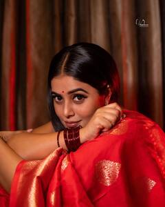 Poorna Photos: అందమైన తోటలో అప్పుడే విరిసిన ఎర్ర గులాబీలా ఉన్న పూర్ణ