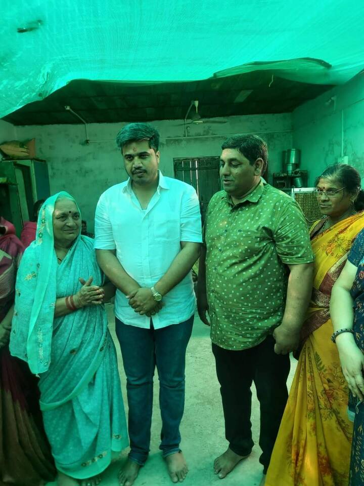 काटोल  प्रवीण मुनिराज राजणे यांच्या सोनोली येथील निवासस्थानी भेट दिली. त्यावेळी राजणे कुटुंबियांनी रोहित पवारांसाठी खास पुरणपोळ्या बनवल्या