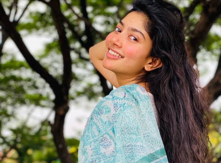 साउथ की जानी मानी अभिनेत्री साई पल्लवी ने अपनी डेब्यू फिल्म से ही लाखों दिलों को चुरा लिया था. इसके बाद वह कई फिल्मों में दिखाई दीं. आज साई पल्लवी अपनी फिल्मों के साथ ही सादगी भरी खूबसूरती के लिए जानी जाती हैं.