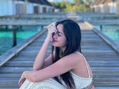 Jannat Zubair Photos: पांढऱ्या आउटफिटमध्ये जन्नतचं समुद्रकिनाऱ्यावर ग्लॅमरस फोटोशुट, पाहा फोटो!