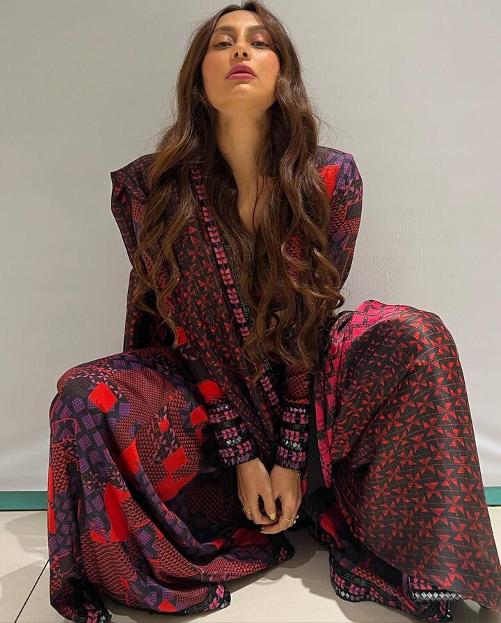 इस लुक को स्टाइल करने के लिए सिर्फ आपको अपने बालों को खोलने की जरुरत है, क्योंकि इस लिबास के साथ  कोई ज्वेलरी न भी पहनी जाए तो भी चलेगा.