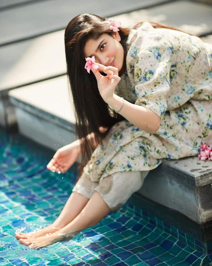 अभिनेत्री साई पल्लवी सोशल मीडिया पर काफी एक्टिव रहती हैं और अपनी खूबसूरत झलकियों से फैंस को रूबरू करवाती हैं.