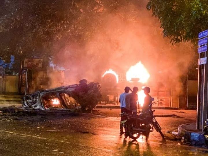 sri lanka crisis violence in many places home of mahinda rajapaksa set on fire by anti government protesters hambantota economic situation key highlights Sri Lanka Crisis : श्रीलंकेत नागरिकांचा उद्रेक; राजपक्षेंच्या घराला लावली आग, खासदारासह 5 जणांचा मृत्यू, वाचा महत्त्वाचे मुद्दे