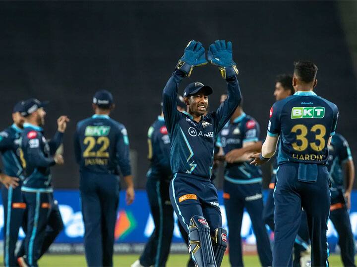 gujarat Titans becomes the first team to qualify for IPL 2022 Playoffs IPL 2022 : हार्दिकच्या गुजरातचा पराक्रम, यंदाच्या हंगमात प्लेऑफमध्ये पोहचणारा पहिला संघ