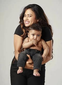 Farina: வெண்பாவும் மகன் அயனும்! கியூட் கிளிக்ஸ்!