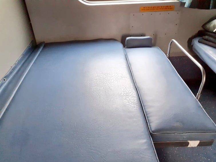 Indian Railways introduces foldable  baby berth for facilitating mothers to comfortably sleeping with infants In Lucknow Mail train ट्रेनमध्ये खास सीट, नाव 'Baby Berth', जाणून घ्या कारण आणि वैशिष्ट्ये