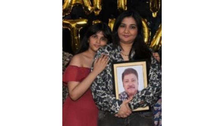 মেয়ে সাইনার জন্মদিন। সোমবার যথারীতি পার্টির আয়োজন করা হয়েছিল পরিবারের তরফে। সেখানে কেকে ছুরি চালল ১২ বছরের সাইনা।