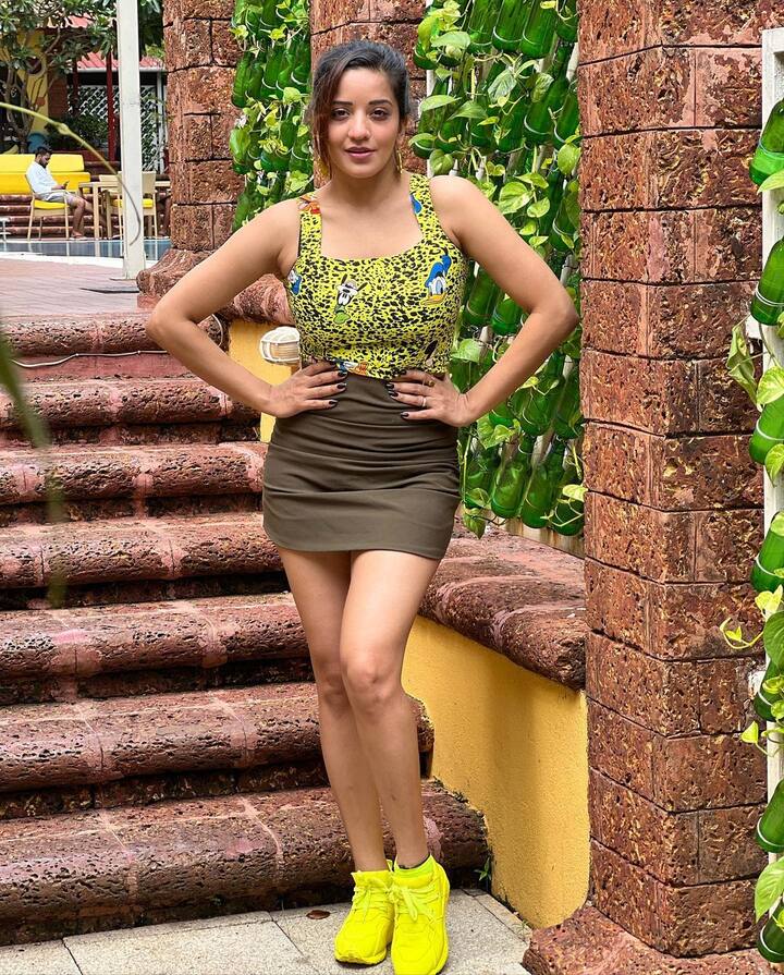 मोनालिसा भोजपुरी की एक ऐसी एक्ट्रेस हैं जो अपनी ग्लैमरस फोटोज से सोशल मीडिया पर आग लगाती रहती हैं. अब हाल ही में एक्ट्रेस ने मीनी स्कर्ट और स्लीवलैस क्रॉप टॉप में अपने हुस्न बिखेरे हैं.