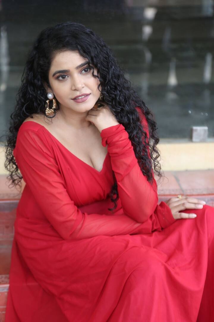 సోనాక్షి వర్మ ఫొటోలు