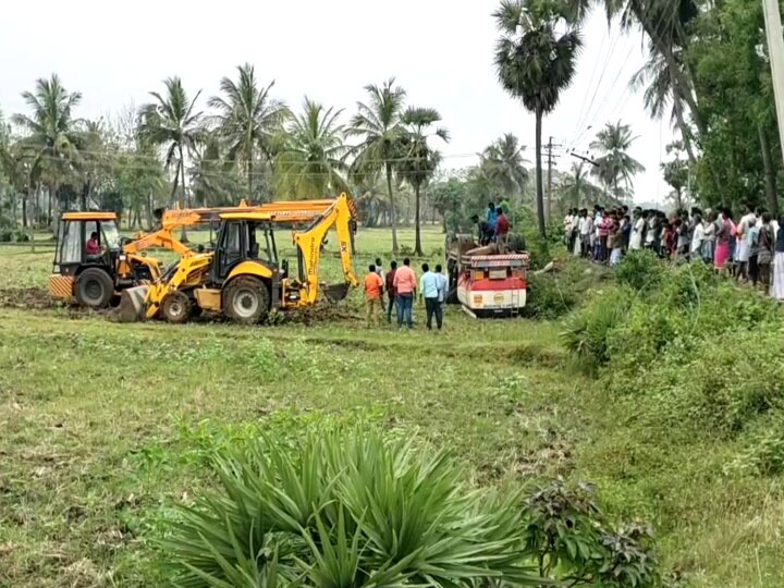 டீசலுடன் வயலில் கவிழ்ந்த டேங்கர் லாரி.. ஆபத்தை உணராமல் டீசலை பிடித்துச்சென்ற பொதுமக்கள்!