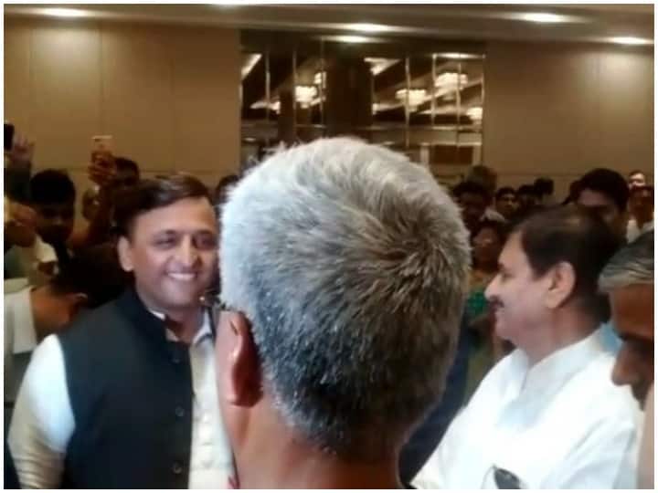 SP Chief Akhilesh Yadav and Shivpal Yadav evident at wedding event did not talk each other Video Viral Akhilesh Shivpal Meeting: अनबन की खबरों के बीच शादी समारोह में साथ दिखे अखिलेश और चाचा शिवपाल, नहीं हुई कोई बात