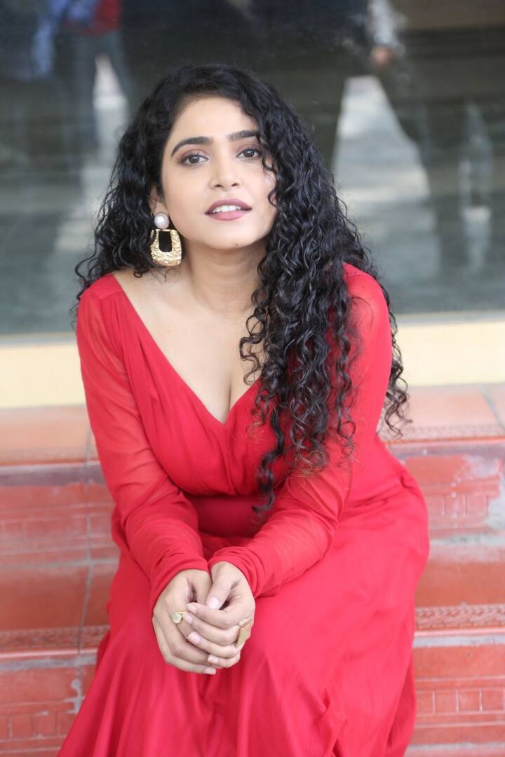 సోనాక్షి వర్మ ఫొటోలు