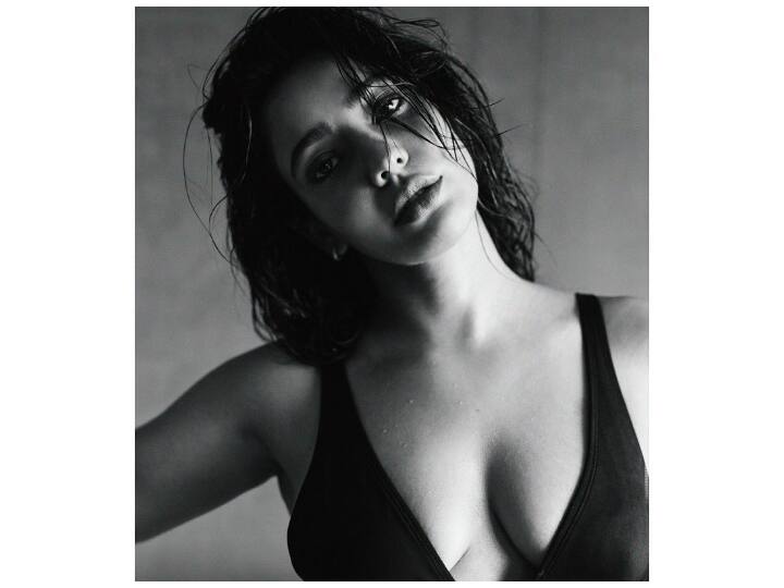 'చిరుత' హీరోయిన్ నేహా శర్మకు బోల్డ్ ఫోటో షూట్స్ చేయడం అలవాటు. అయితే, ఈసారి బ్లాక్ అండ్ వైట్ థీమ్ లో చేసిన ఫోటోషూట్ మరీ బోల్డ్ గా ఉందని నెటిజన్స్ అభిప్రాయపడుతున్నారు. (Image courtesy - @Neha Sharma/Instagram)