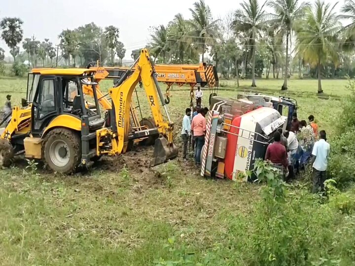 டீசலுடன் வயலில் கவிழ்ந்த டேங்கர் லாரி.. ஆபத்தை உணராமல் டீசலை பிடித்துச்சென்ற பொதுமக்கள்!