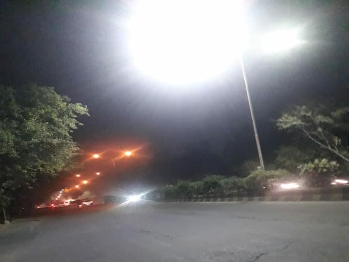 Greater Noida Officials will take stock of the operation of street lights every evening ANN Greater Noida:  ग्रेटर नोएडा में अब शाम होने के बाद सड़कों पर नहीं होगा अंधेरा, अधिकारी रखेंगे स्ट्रीट लाइट पर नजर