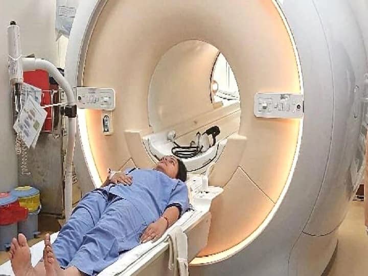 Rana MRI controversy Shiv Sena files complaint against Lilavati Hospital Navnit Rana MRI Controversy: शिवसेना ने लीलावती अस्पताल के खिलाफ दर्ज कराई शिकायत