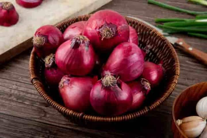 Side Effects of Raw Onion: side effects of onion disbalance blood sugar acidity know all details Side Effects of Raw Onion: जरूरत से ज्यादा ना खाएं कच्चा प्याज, उठाना पड़ सकता है नुकसान